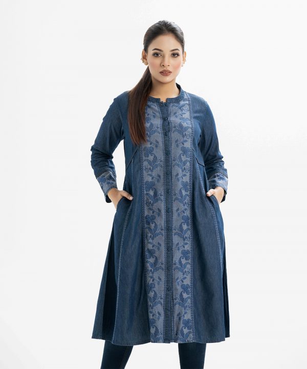 Printed abaya tunic in tencel fabric. Stand collar, long-sleeved. Button fastening at the front.