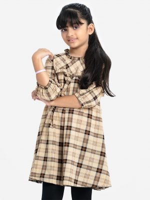 Kids girl A-line tunic in check fabric. Ruffle neck, puff-sleeved, and frill trims at the front.