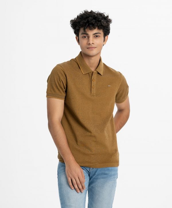 Men's polo shirt in cotton pique fabric. Classic collar, short sleeves and a straight-cut hem.