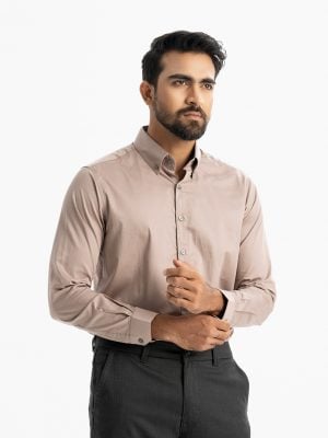 Men's long-sleeved formal shirt in Cotton fabric. Classic collar, adjustable buttons at cuffs.and button fastening.