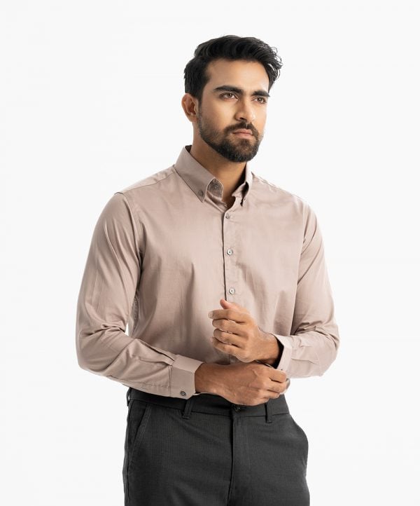 Men's long-sleeved formal shirt in Cotton fabric. Classic collar, adjustable buttons at cuffs.and button fastening.