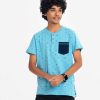 Teen's all over playful prients henley T-shirt in cotton single jersey fabric. Rounded scoop neckline with front button fastening and short sleeves.
