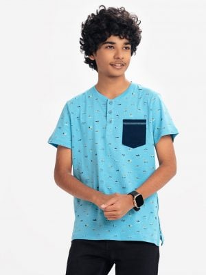 Teen's all over playful prients henley T-shirt in cotton single jersey fabric. Rounded scoop neckline with front button fastening and short sleeves.