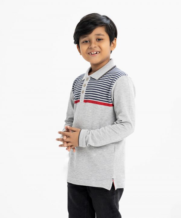 Kid boy's polo shirt in cotton pique fabric. Classic neck, long sleeves. Stripe print at the front.