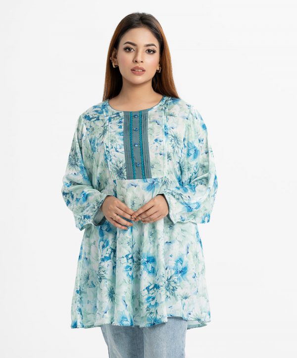 Floral printed A-line tunic-style abaya in georgette fabric. Round neck, dolman sleeved. Attached patch at the placket