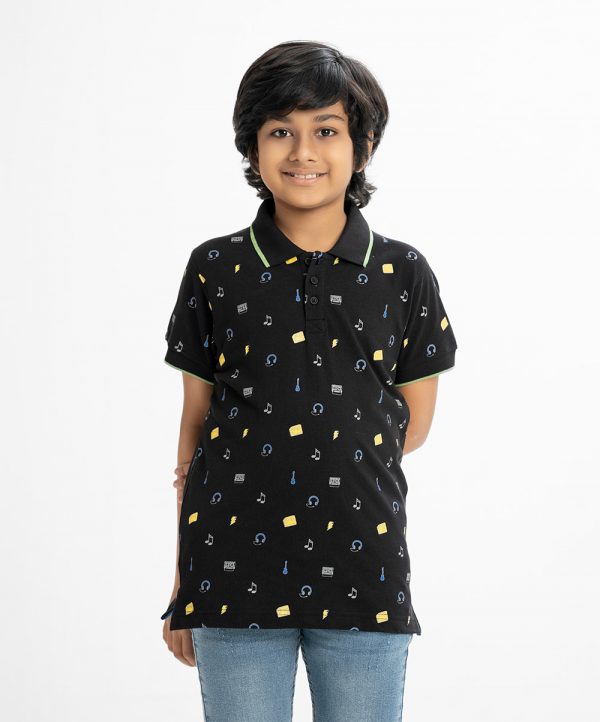 Kid boys Polo Shirt in cotton pique fabric. Classic collar, short sleeves and all-over printed.