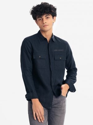 Men's solid color casual shirt in ramie cotton fabric. Classic collar, full sleeves. Two chest pockets with typographic print.