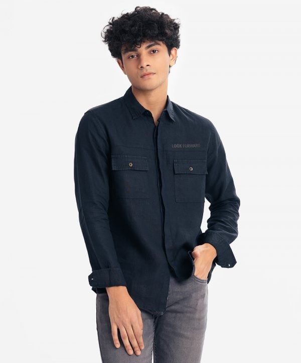 Men's solid color casual shirt in ramie cotton fabric. Classic collar, full sleeves. Two chest pockets with typographic print.