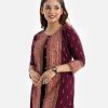 Printed shrug with tunic in viscose fabric. Round neck, three-quarter sleeved. A button fastening at the front.