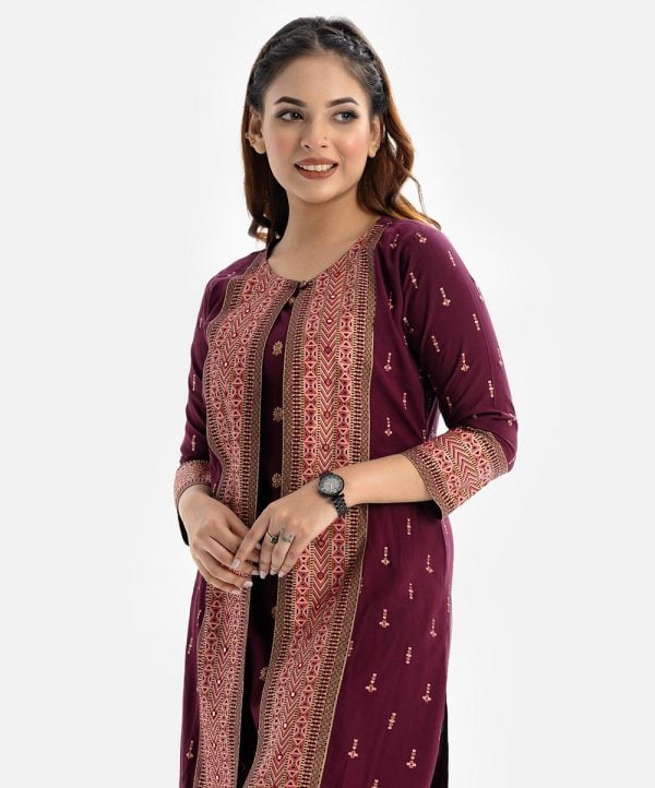 Printed shrug with tunic in viscose fabric. Round neck, three-quarter sleeved. A button fastening at the front.