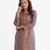 Printed straight kameez in viscose fabric. Stand collar, long-sleeved. Karchupi at the front.