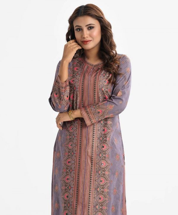 Printed straight kameez in viscose fabric. Stand collar, long-sleeved. Karchupi at the front.