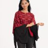 Teen girls printed layer style tunic in georgette and viscose fabric. Round neck, kimono sleeves and front zipper opening.