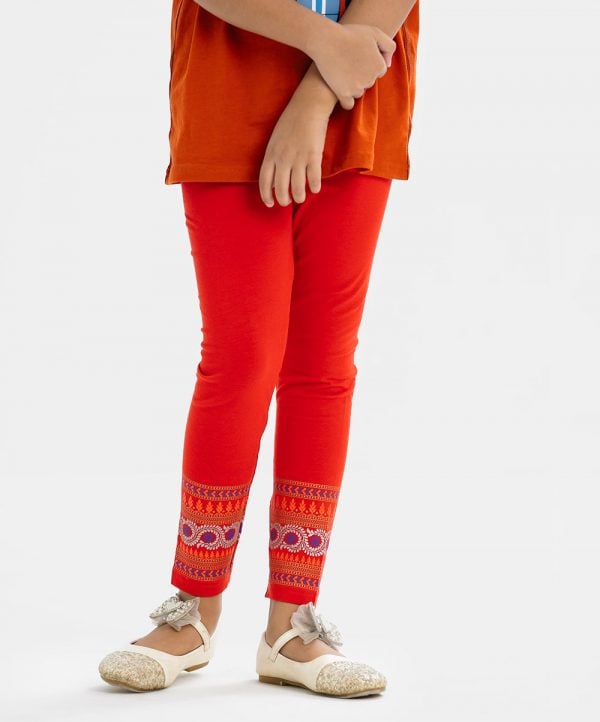 Kid girl's leggings in stretchable cotton knit fabric. Concealed elasticated waistline.
