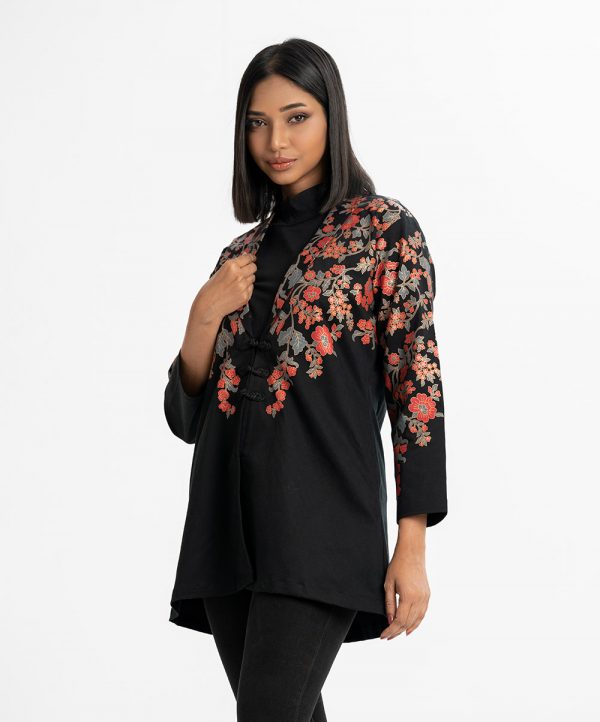 Women's printed jacket in twill fabric. Shawl collar, long-sleeved. Button fastening and two pockets at the side.