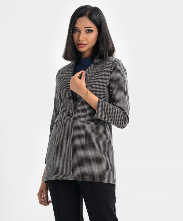 women's blazer in check fabric. Long-sleeves, lapel collar with two-button fasting and two-jetted pockets.