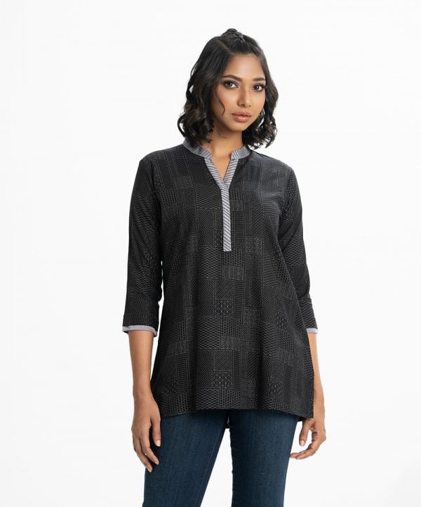 Woman's geometric printed A-line tunic in viscose fabric. Three-quarter sleeves, mandarin collar with line stitching.