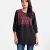 Women's short tunic in crepe fabric. Bishop sleeves, round neck. Print and karchupi at the front.