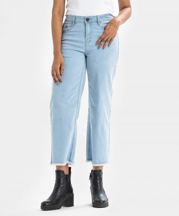 Women's loose fitted Baggy Jeans pants in Denim fabric. Five pockets and a zipper fly with a metal button.