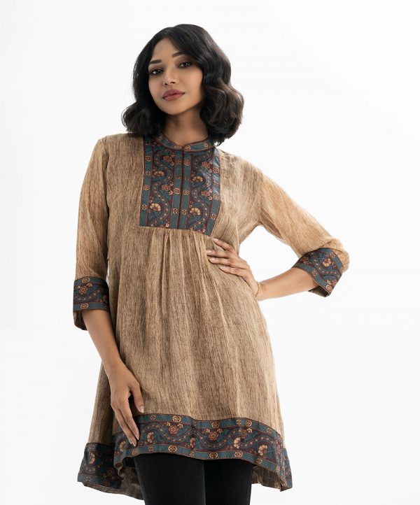Women's A-line tunic in georgette fabric. Stand collar gathered at the waistline. Attach patchwork at the front three-quarter sleeved and hemline.