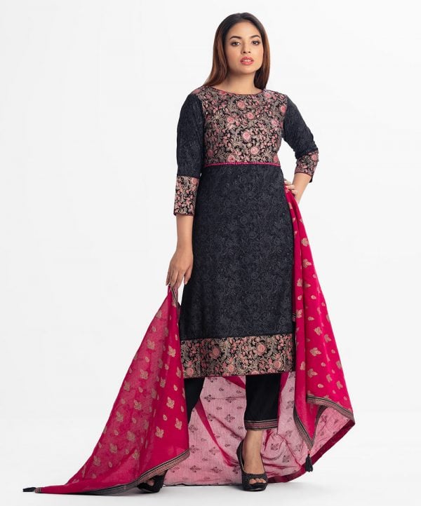 Printed salwar kameez in viscose fabric. Round neck, three-quarter sleeved, karchupi at the front with culottes pant and half silk dupatta.