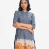 Printed straight kameez in chambray fabric. Mandarin collar, three-quarter sleeved. Line stitching at the front and bruges print at the hemline.