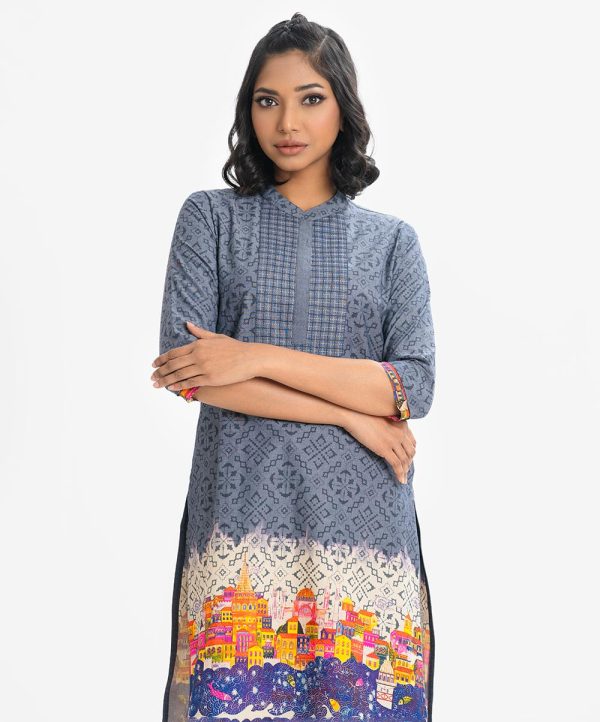 Printed straight kameez in chambray fabric. Mandarin collar, three-quarter sleeved. Line stitching at the front and bruges print at the hemline.