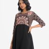 Woman's half-body printed A-line tunic in viscose fabric. Three-quarter sleeves, round neck. Embroidery at front and elongated hem.