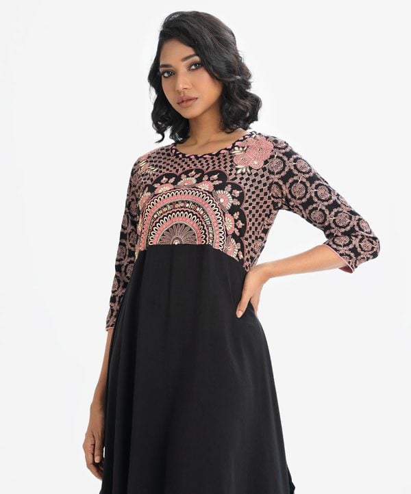 Woman's half-body printed A-line tunic in viscose fabric. Three-quarter sleeves, round neck. Embroidery at front and elongated hem.