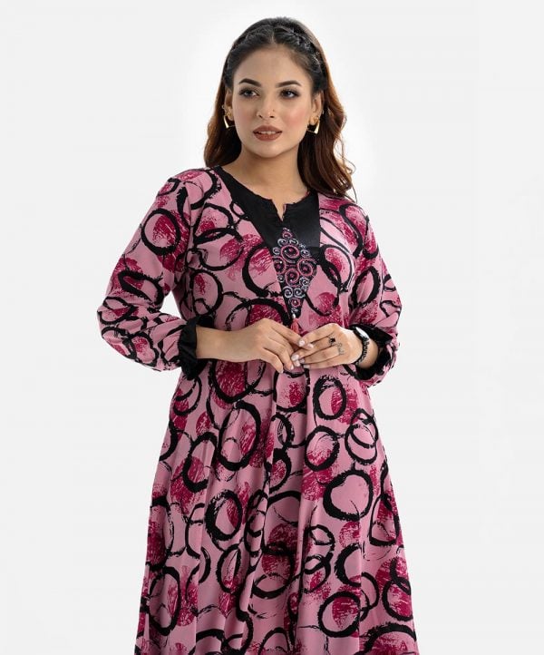 Women's abaya style tunic in printed Georgette fabric. Round neck with small V-cut, lantern sleeves and karchupi at front.