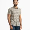 Men's Short Sleeve casual printed shirt in cotton fabric. Classic collar and short sleeves and button fastening at the front.