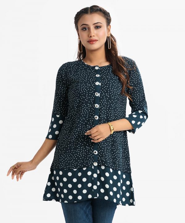 Women's shirt style tunic in polka printed georgette fabric. Round neck and three-quarter sleeves and front buttons opening.