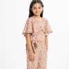 KId's girl jumpsuit in printed georgette fabric. Round neck, circular sleeved. Two side pockets with waistbelt and wrap layer at the front.