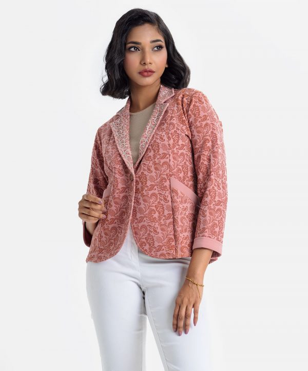 Ladie's blazer in interlock fabric. Lapel collar with karchupi, full-sleeved. Button fasting and jatted pockets at the front.