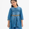 Kids tunic in chambray fabric. Mandarin collar with button fastening and two pockets. full sleeved. Gathered at the waistline with a belt. High low hem