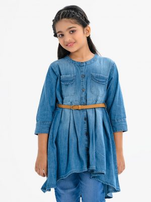 Kids tunic in chambray fabric. Mandarin collar with button fastening and two pockets. full sleeved. Gathered at the waistline with a belt. High low hem