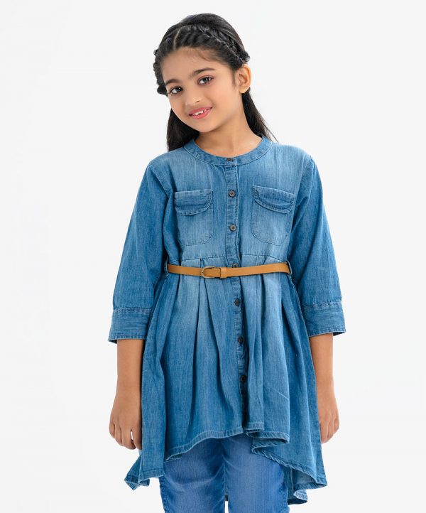 Kids tunic in chambray fabric. Mandarin collar with button fastening and two pockets. full sleeved. Gathered at the waistline with a belt. High low hem