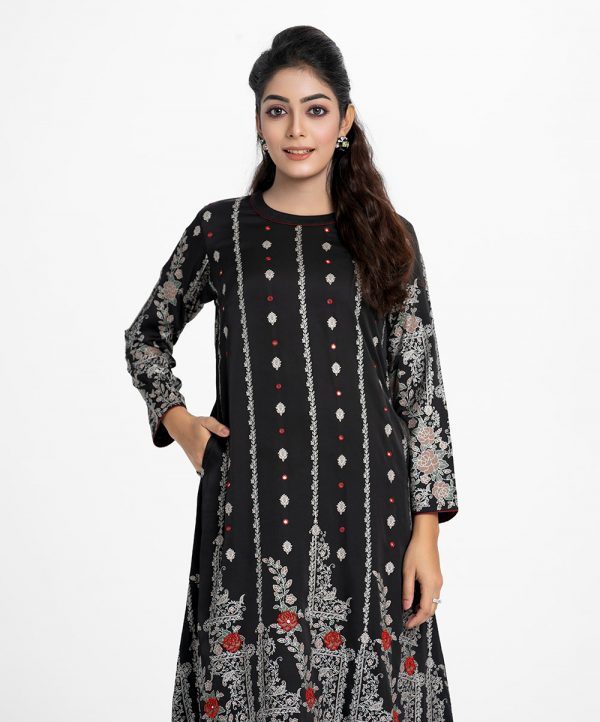 Printed long tunic in crepe fabric. Stand collar, three-quarter sleeved. Karchupi at the front.