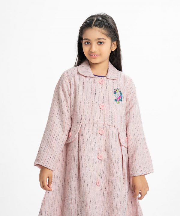 Kids A-line jacket in tweed fabric. Long sleeves, Classic collar. Button fastening at the front and two pocket flaps