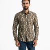 Men's long-sleeved casual shirt in printed cotton fabric. Classic collar with front button fastening and adjustable metal buttons at cuffs.
