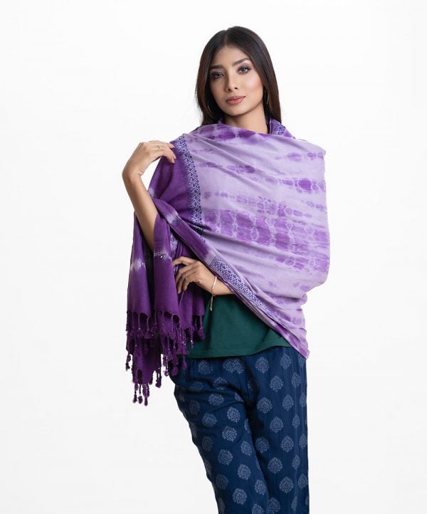 Women's tie-dye printed shawl in viscose fabric. Comes with karchupi and fringe trim at the border.