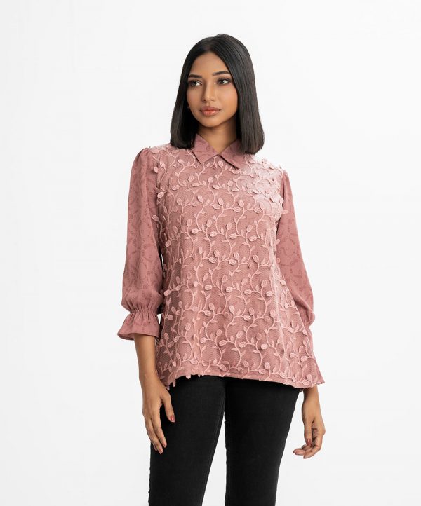 Women's Top in georgette fabric. Classic collar, long puff sleeved.