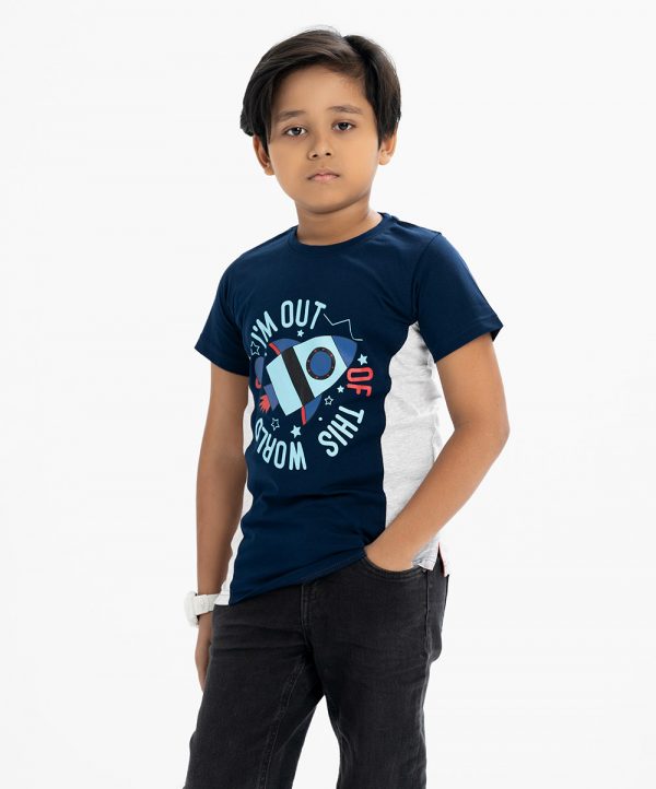 Kid boy's t-shirt in cotton single jersey fabric. Round neck, short sleeves. Print on the chest.