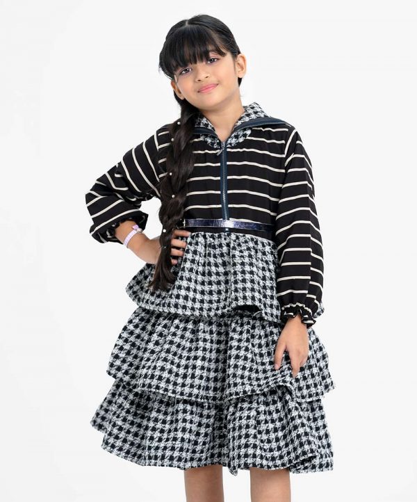 Kids girls layered jacket in houndstooth tweed fabric. Classic collar and long puff sleeved. front opening zipper with an adjustable belt.
