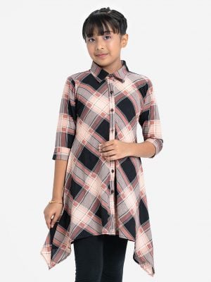 Kids girls A-line tunic in georgette fabric. Classic collar, roll-up sleeved. Button fastening at the front.