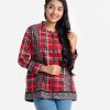 Teen girl jacket in check fabric. Mandarin collar with front opening zipper. Attached patch at the front and sleeved and two pockets.