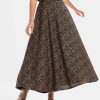 Printed long skirt in georgette fabric. Elasticated at the waistline