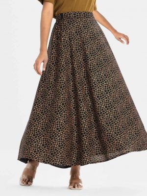 Printed long skirt in georgette fabric. Elasticated at the waistline