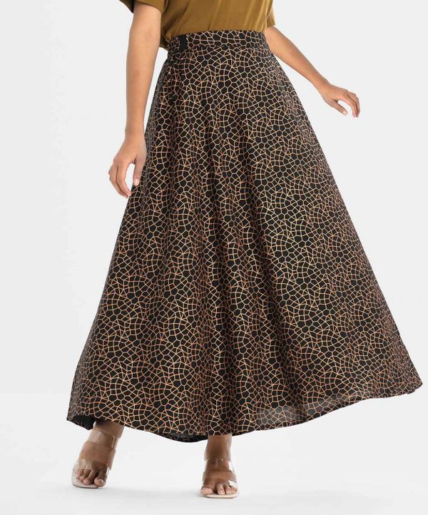 Printed long skirt in georgette fabric. Elasticated at the waistline