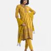 Women's paisley printed straight salwar kameez in viscose fabric. V-neck, three-quarter sleeves kameez. With a half-silk dupatta and palazzo pants.